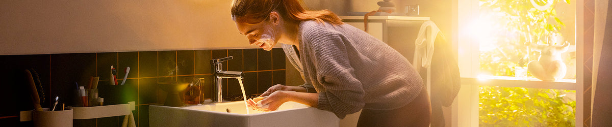 zesis-s-chrome-woman-washing-face-ambiance-3840x800